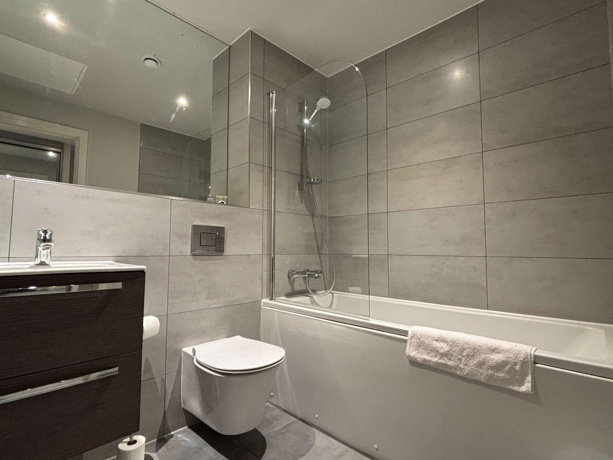 Modern Studio In Bracknell With Free Parking Eksteriør bilde