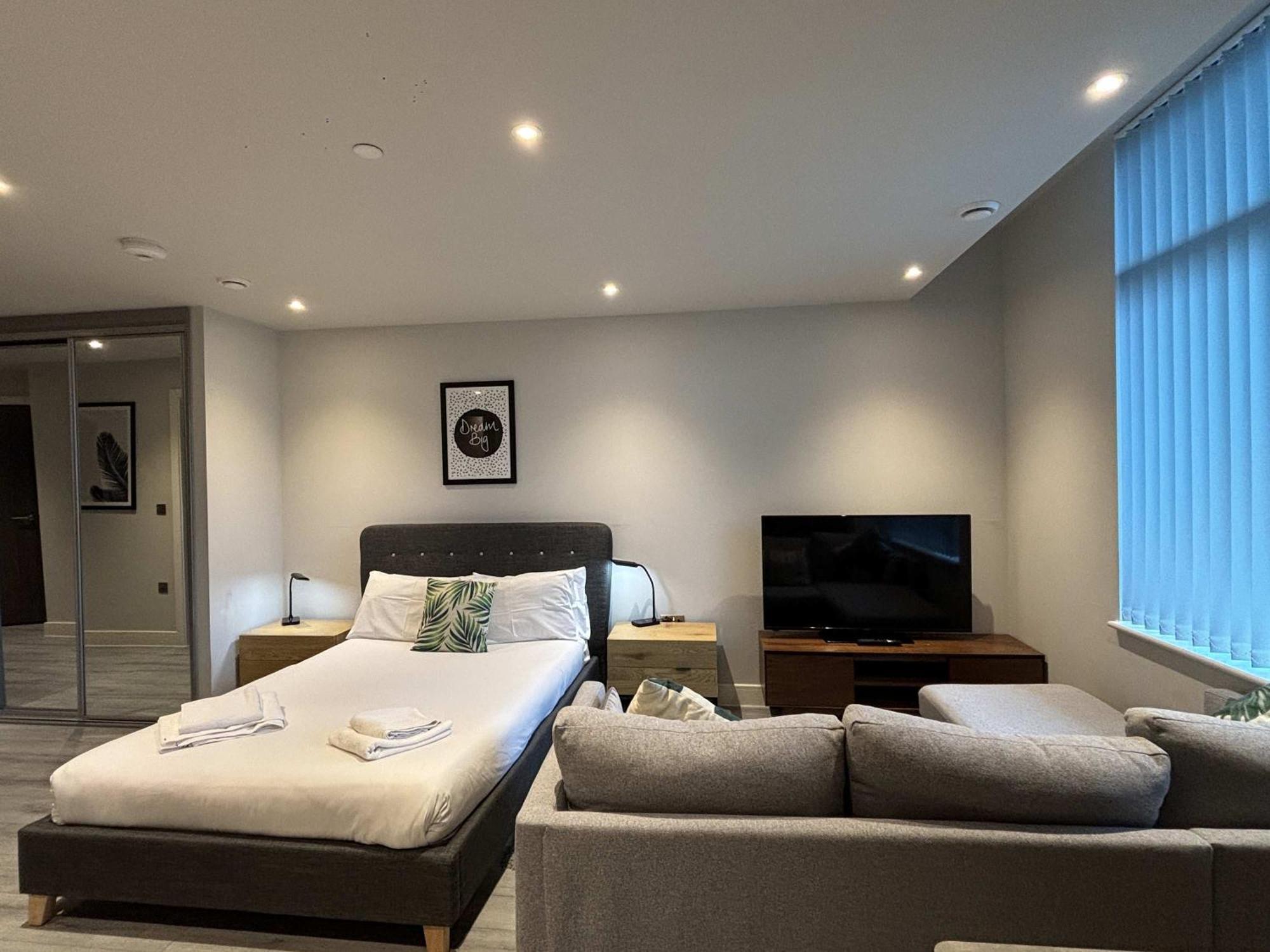 Modern Studio In Bracknell With Free Parking Eksteriør bilde