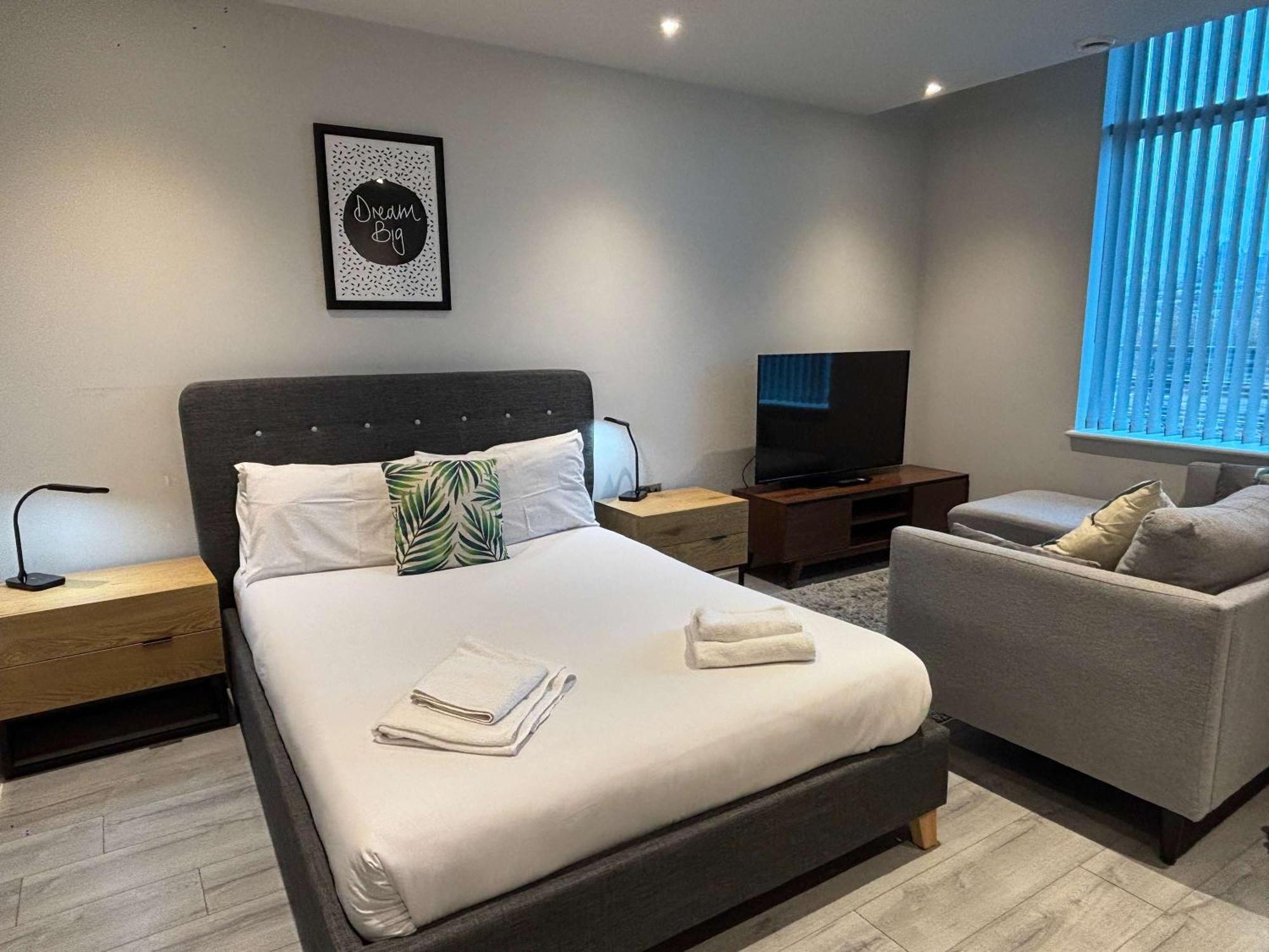Modern Studio In Bracknell With Free Parking Eksteriør bilde