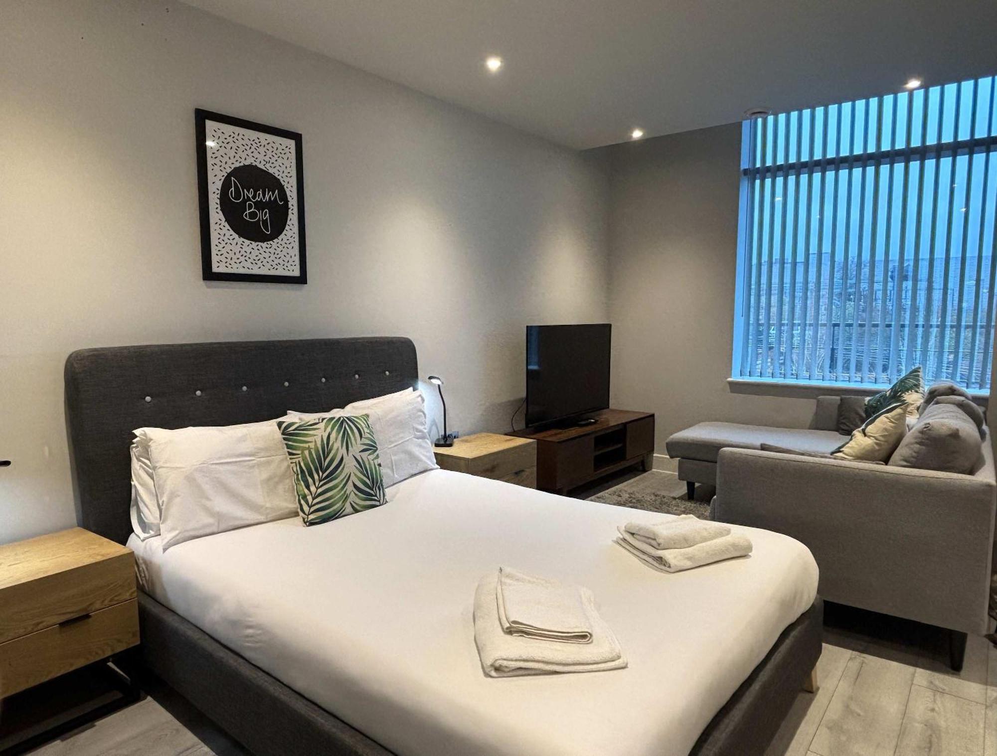 Modern Studio In Bracknell With Free Parking Eksteriør bilde