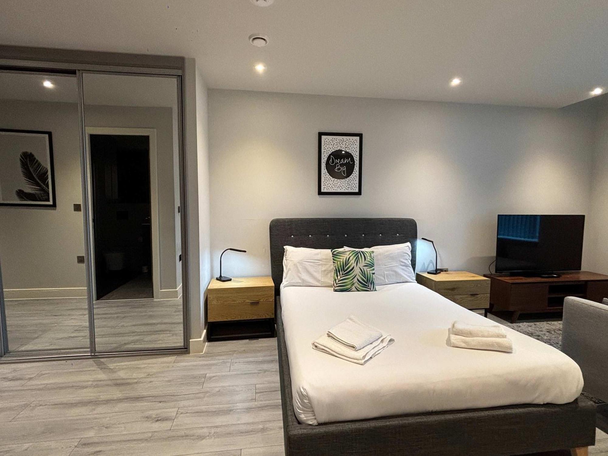 Modern Studio In Bracknell With Free Parking Eksteriør bilde